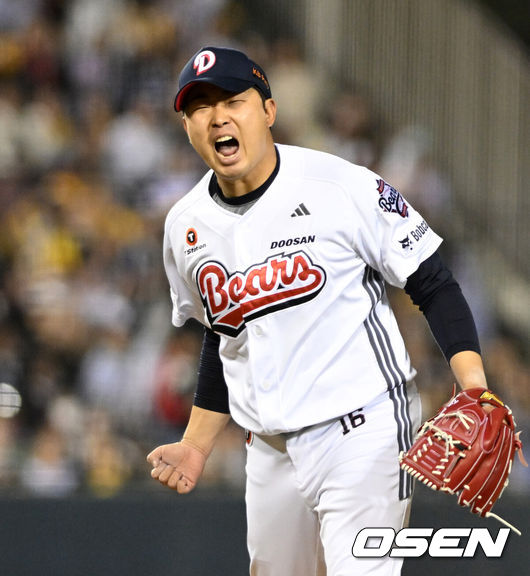 [OSEN=잠실, 이대선 기자] 24일 서울 잠실야구장에서 2026 신한 SOL KBO리그 두산 베어스와 LG 트윈스의 경기가 열렸다.이날 두산은 최승용, LG는 임찬규를 선발로 내세웠다.6회초 2사 만루에서 두산 김정우가 LG 박해민을 라인드라이브 아웃으로 처리하고 환호하고 있다. 2026.04.24 /sunday@osen.co.krㅊ