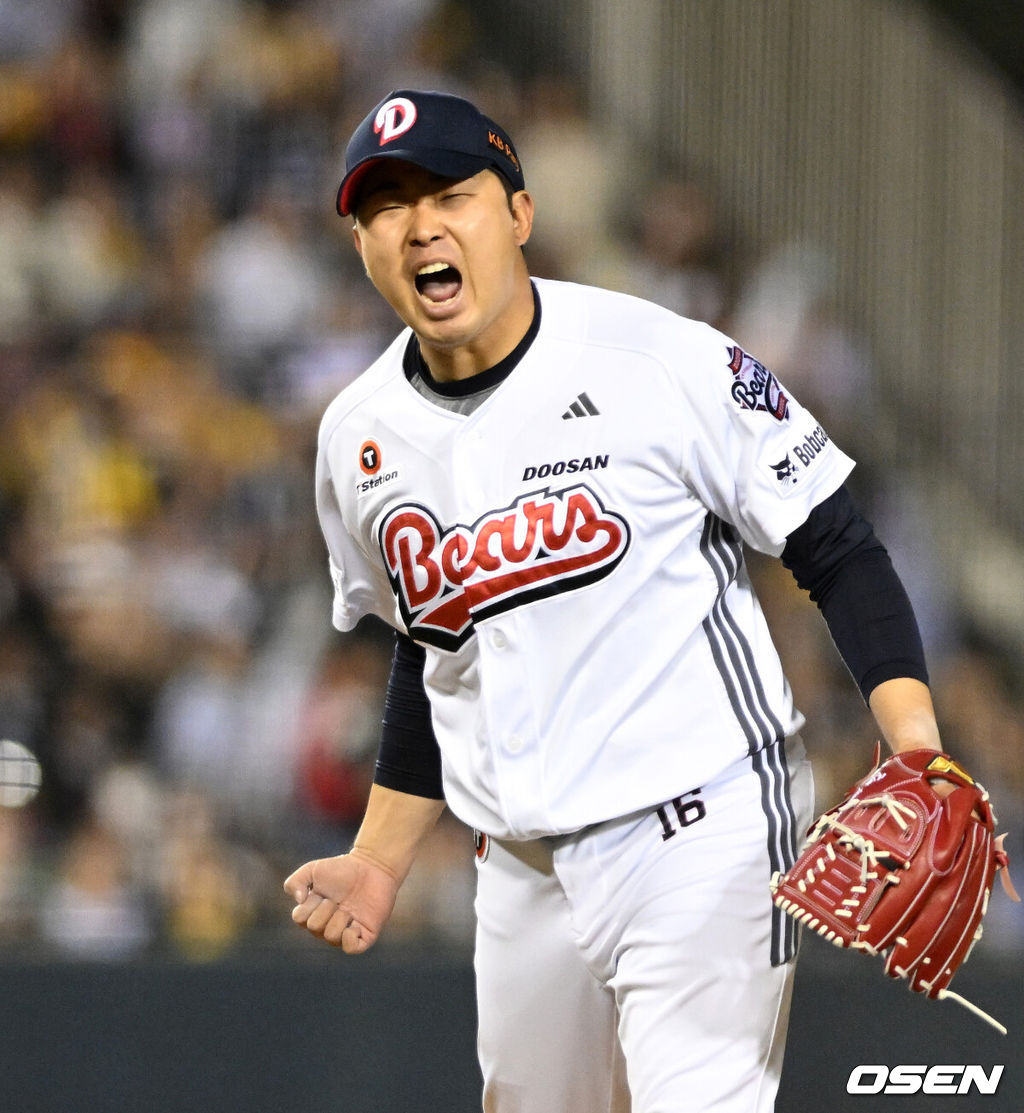 24일 서울 잠실야구장에서 2026 신한 SOL KBO리그 두산 베어스와 LG 트윈스의 경기가 열렸다.이날 두산은 최승용, LG는 임찬규를 선발로 내세웠다.6회초 2사 만루에서 두산 김정우가 LG 박해민을 라인드라이브 아웃으로 처리하고 환호하고 있다. 2026.04.24 /sunday@osen.co.krㅊ