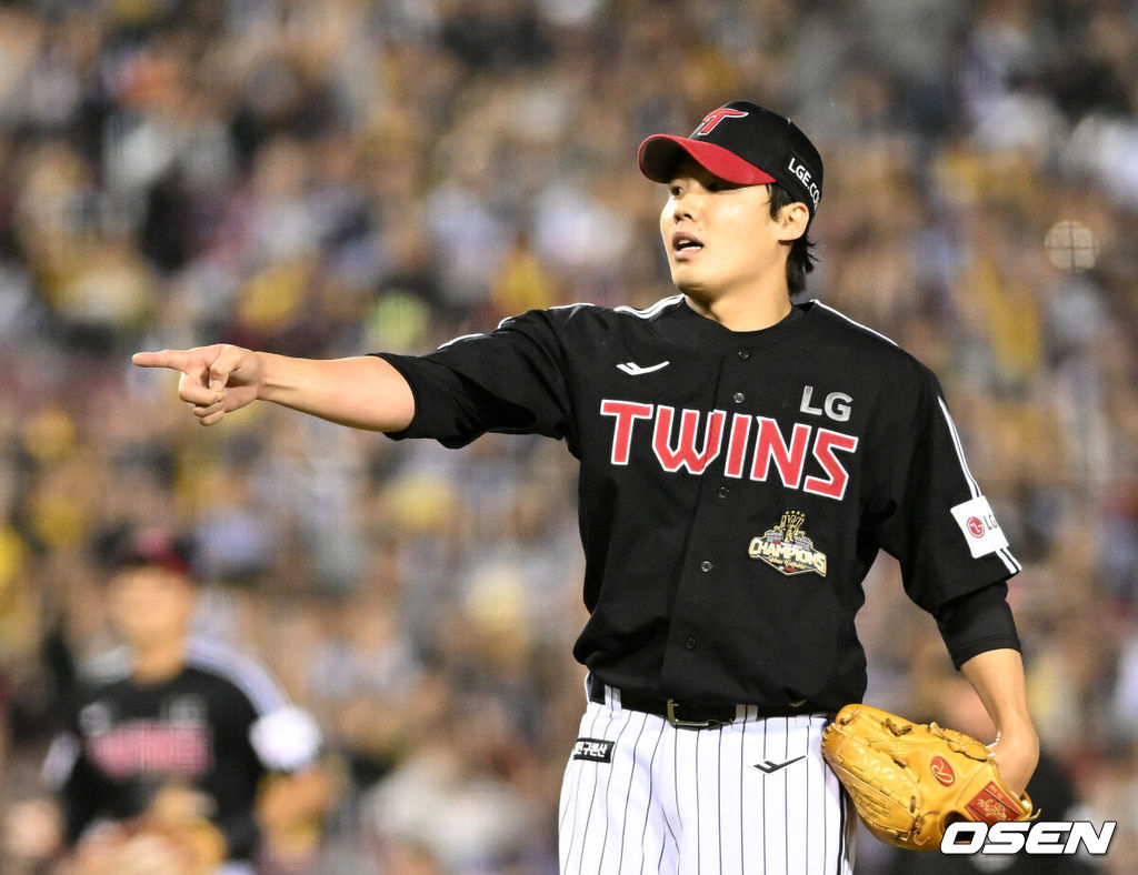 24일 서울 잠실야구장에서 2026 신한 SOL KBO리그 두산 베어스와 LG 트윈스의 경기가 열렸다.이날 두산은 최승용, LG는 임찬규를 선발로 내세웠다.4회말 2사 1,2루에서 LG 임찬규가 두산 김기연을 범타로 처리하고 환호하고 있다. 2026.04.24 /sunday@osen.co.krㅊ