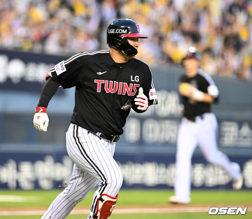 24일 서울 잠실야구장에서 2026 신한 SOL KBO리그 두산 베어스와 LG 트윈스의 경기가 열렸다.이날 두산은 최승용, LG는 임찬규를 선발로 내세웠다.3회초 2사 1,3루에서 LG 문보경이 우전 적시타를 치고 그라운드를 달리고 있다. 2026.04.24 /sunday@osen.co.kr