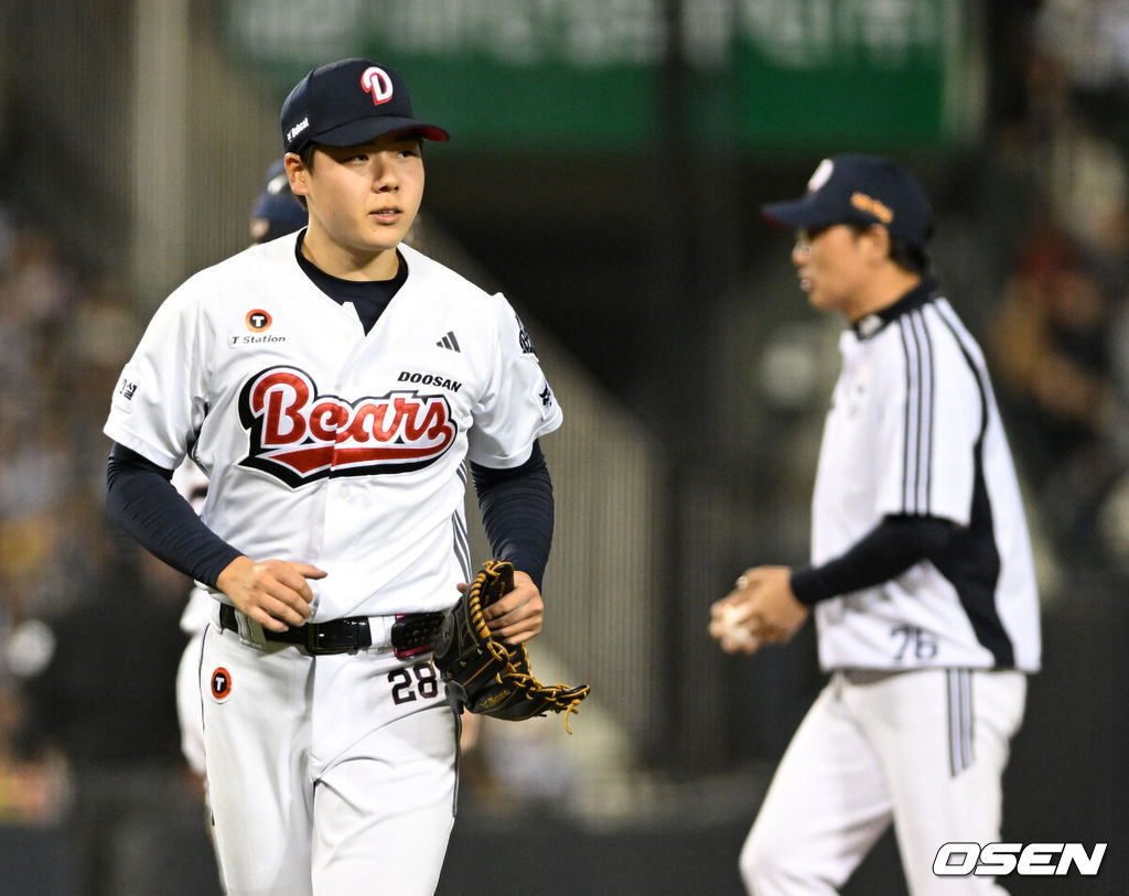24일 서울 잠실야구장에서 2026 신한 SOL KBO리그 두산 베어스와 LG 트윈스의 경기가 열렸다.이날 두산은 최승용, LG는 임찬규를 선발로 내세웠다.6회초 1사 두산 최승용이 마운드를 내려가고 있다. 2026.04.24 /sunday@osen.co.krㅊ