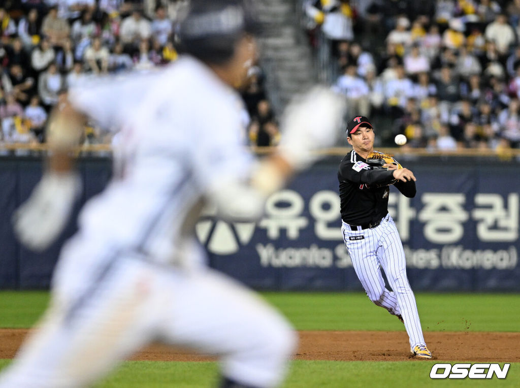 24일 서울 잠실야구장에서 2026 신한 SOL KBO리그 두산 베어스와 LG 트윈스의 경기가 열렸다.이날 두산은 최승용, LG는 임찬규를 선발로 내세웠다.7회말 LG 오지환이 두산 정수빈의 타구를 잡아 1루로 송구했으나 출루를 허용하고 있다. 2026.04.24 /sunday@osen.co.kr