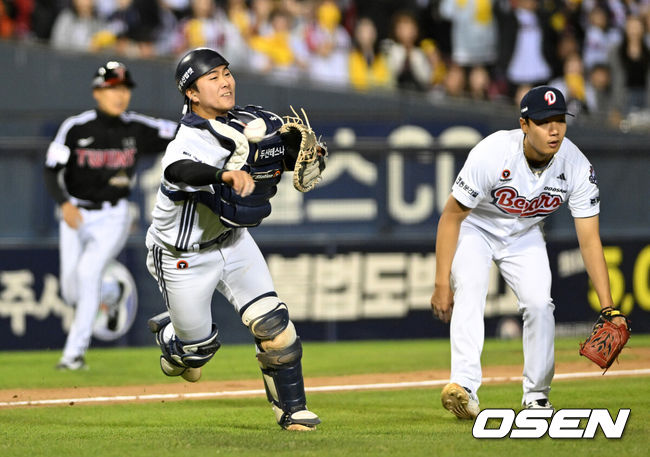[OSEN=잠실, 이대선 기자] 24일 서울 잠실야구장에서 2026 신한 SOL KBO리그 두산 베어스와 LG 트윈스의 경기가 열렸다.이날 두산은 최승용, LG는 임찬규를 선발로 내세웠다.8회초 무사 1,2루에서 두산 윤준호가 LG 구본혁을 땅볼로 처리하고 있다. 2026.04.24 /sunday@osen.co.kr