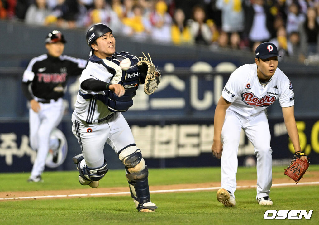 24일 서울 잠실야구장에서 2026 신한 SOL KBO리그 두산 베어스와 LG 트윈스의 경기가 열렸다.이날 두산은 최승용, LG는 임찬규를 선발로 내세웠다.8회초 무사 1,2루에서 두산 윤준호가 LG 구본혁을 땅볼로 처리하고 있다. 2026.04.24 /sunday@osen.co.kr