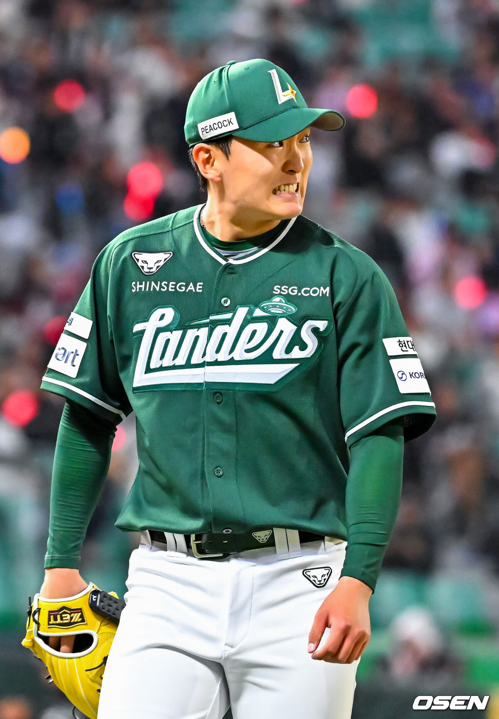 24일 오후 인천 SSG랜더스필드에서 ‘2026 신한 SOL Bank KBO리그' SSG 랜더스와 KT 위즈의 경기가 진행됐다.이날 SSG는 김건우를, KT는 보쉴리를 선발투수로 내세웠다.6회초를 마친 SSG 선발 김건우가 건치 미소를 선보이며 덕아웃으로 향하고 있다. 2026.04.24 / rumi@osen.co.kr