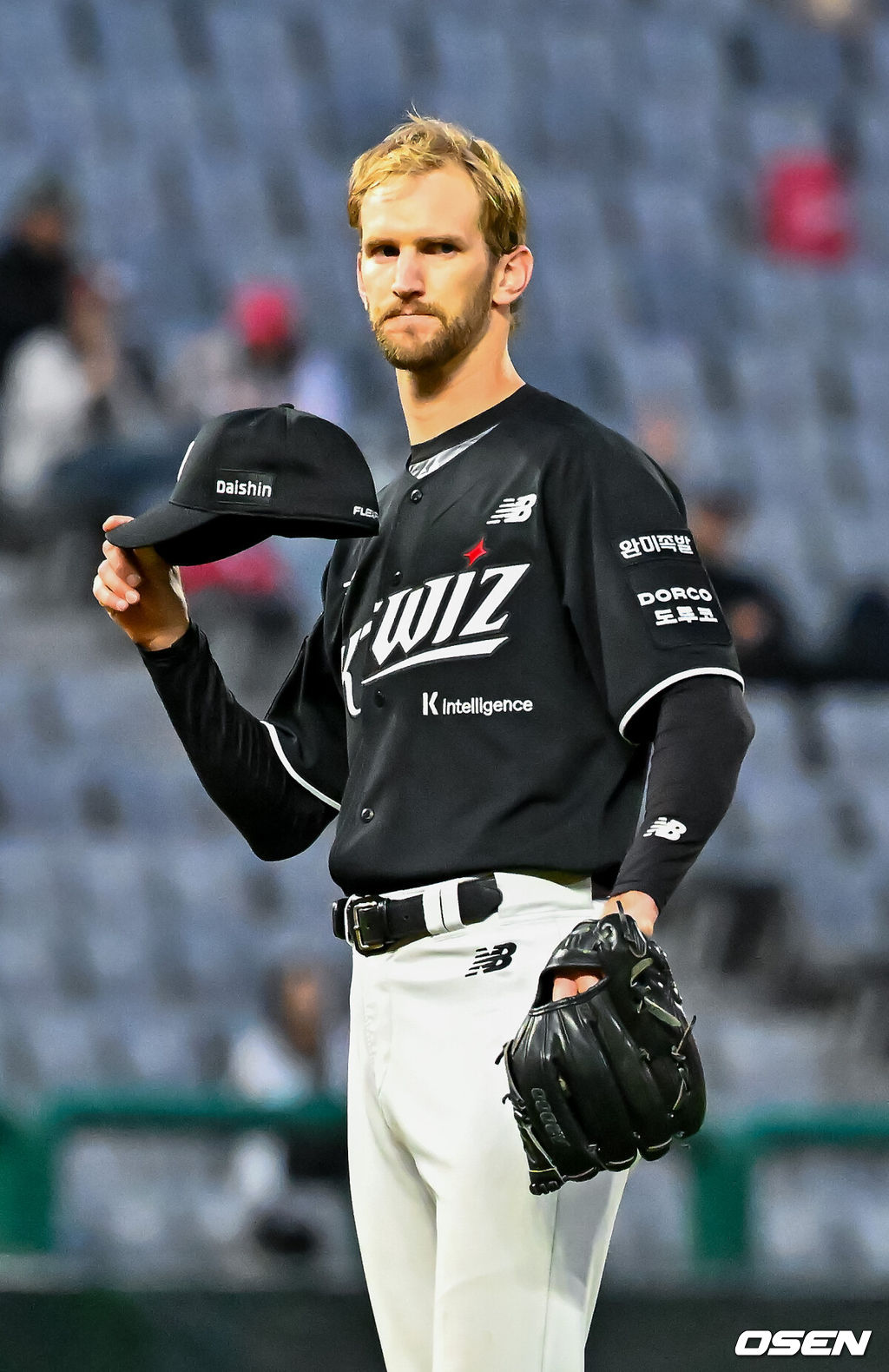 24일 오후 인천 SSG랜더스필드에서 ‘2026 신한 SOL Bank KBO리그' SSG 랜더스와 KT 위즈의 경기가 진행됐다.이날 SSG는 김건우를, KT는 보쉴리를 선발투수로 내세웠다.3회말 1사 SSG 한유섬이 타석에서 KT 선발 보쉴리가 던진 볼을 맞자 보쉴리가 사과를 하고 있다. 2026.04.24 / rumi@osen.co.kr