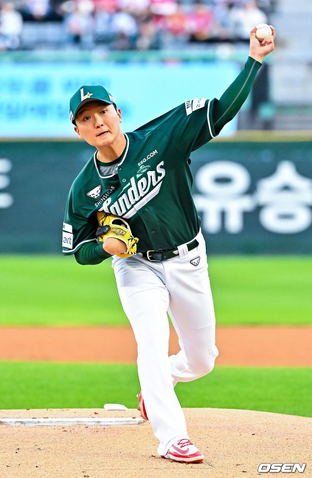 24일 오후 인천 SSG랜더스필드에서 ‘2026 신한 SOL Bank KBO리그' SSG 랜더스와 KT 위즈의 경기가 진행됐다.이날 SSG는 김건우를, KT는 보쉴리를 선발투수로 내세웠다.SSG 선발 김건우가 마운드 위에서 힘차게 공을 뿌리고 있다. 2026.04.24 / rumi@osen.co.kr
