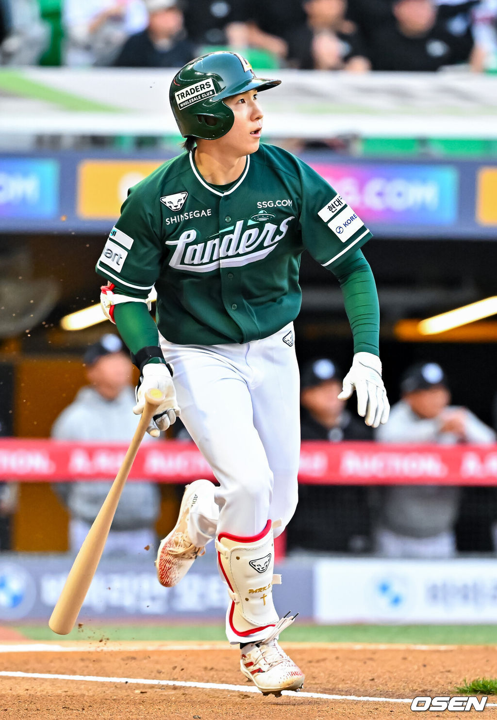 24일 오후 인천 SSG랜더스필드에서 ‘2026 신한 SOL Bank KBO리그' SSG 랜더스와 KT 위즈의 경기가 진행됐다.이날 SSG는 김건우를, KT는 보쉴리를 선발투수로 내세웠다.1회말 SSG 선두타자 박성한이 우중간 2루타를 때리고 있다. 2026.04.24 / rumi@osen.co.kr