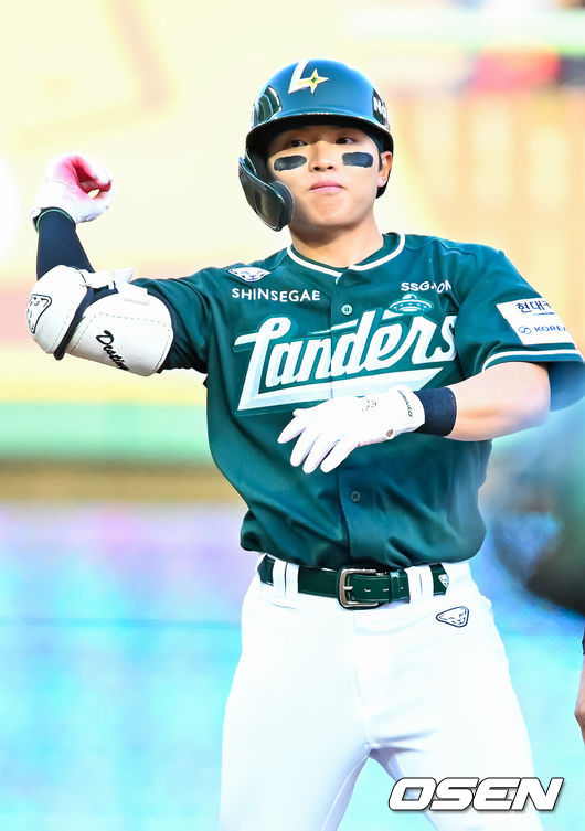 [OSEN=인천, 민경훈 기자] 24일 오후 인천 SSG랜더스필드에서 ‘2026 신한 SOL Bank KBO리그' SSG 랜더스와 KT 위즈의 경기가 진행됐다.이날 SSG는 김건우를, KT는 보쉴리를 선발투수로 내세웠다.1회말 무사 주자 2루 SSG 정준재가 좌중간 선취 1타점 적시 2루타를 때린 후 2루에서 세리머니를 하고 있다. 2026.04.24 / rumi@osen.co.kr