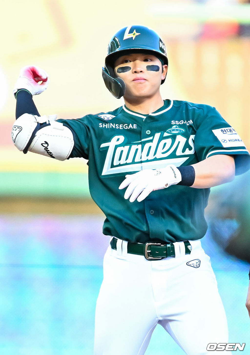 24일 오후 인천 SSG랜더스필드에서 ‘2026 신한 SOL Bank KBO리그' SSG 랜더스와 KT 위즈의 경기가 진행됐다.이날 SSG는 김건우를, KT는 보쉴리를 선발투수로 내세웠다.1회말 무사 주자 2루 SSG 정준재가 좌중간 선취 1타점 적시 2루타를 때린 후 2루에서 세리머니를 하고 있다. 2026.04.24 / rumi@osen.co.kr