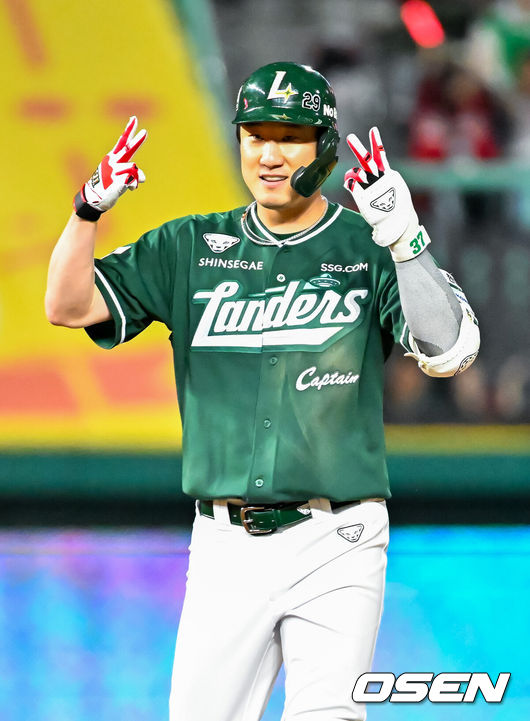 [OSEN=인천, 민경훈 기자] 24일 오후 인천 SSG랜더스필드에서 ‘2026 신한 SOL Bank KBO리그' SSG 랜더스와 KT 위즈의 경기가 진행됐다.이날 SSG는 김건우를, KT는 보쉴리를 선발투수로 내세웠다.5회말 2사 주자 1,2루 SSG 오태곤이 좌익수 앞 1타점 적시타를 때리고 있다. 2026.04.24 / rumi@osen.co.kr