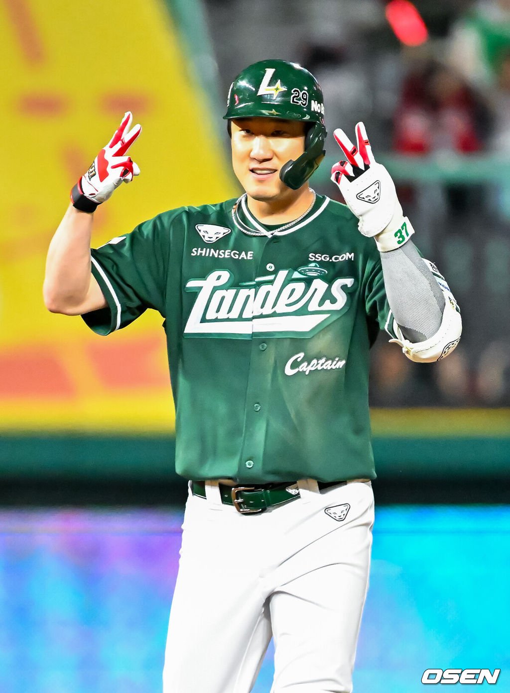 24일 오후 인천 SSG랜더스필드에서 ‘2026 신한 SOL Bank KBO리그' SSG 랜더스와 KT 위즈의 경기가 진행됐다.이날 SSG는 김건우를, KT는 보쉴리를 선발투수로 내세웠다.5회말 2사 주자 1,2루 SSG 오태곤이 좌익수 앞 1타점 적시타를 때리고 있다. 2026.04.24 / rumi@osen.co.kr