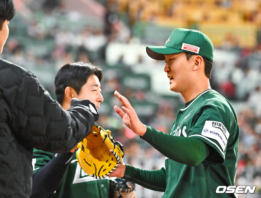 24일 오후 인천 SSG랜더스필드에서 ‘2026 신한 SOL Bank KBO리그' SSG 랜더스와 KT 위즈의 경기가 진행됐다.이날 SSG는 김건우를, KT는 보쉴리를 선발투수로 내세웠다.6회초를 마친 SSG 선발 김건우가 덕아웃 앞에서 하이파이브를 하고 있다. 2026.04.24 / rumi@osen.co.kr