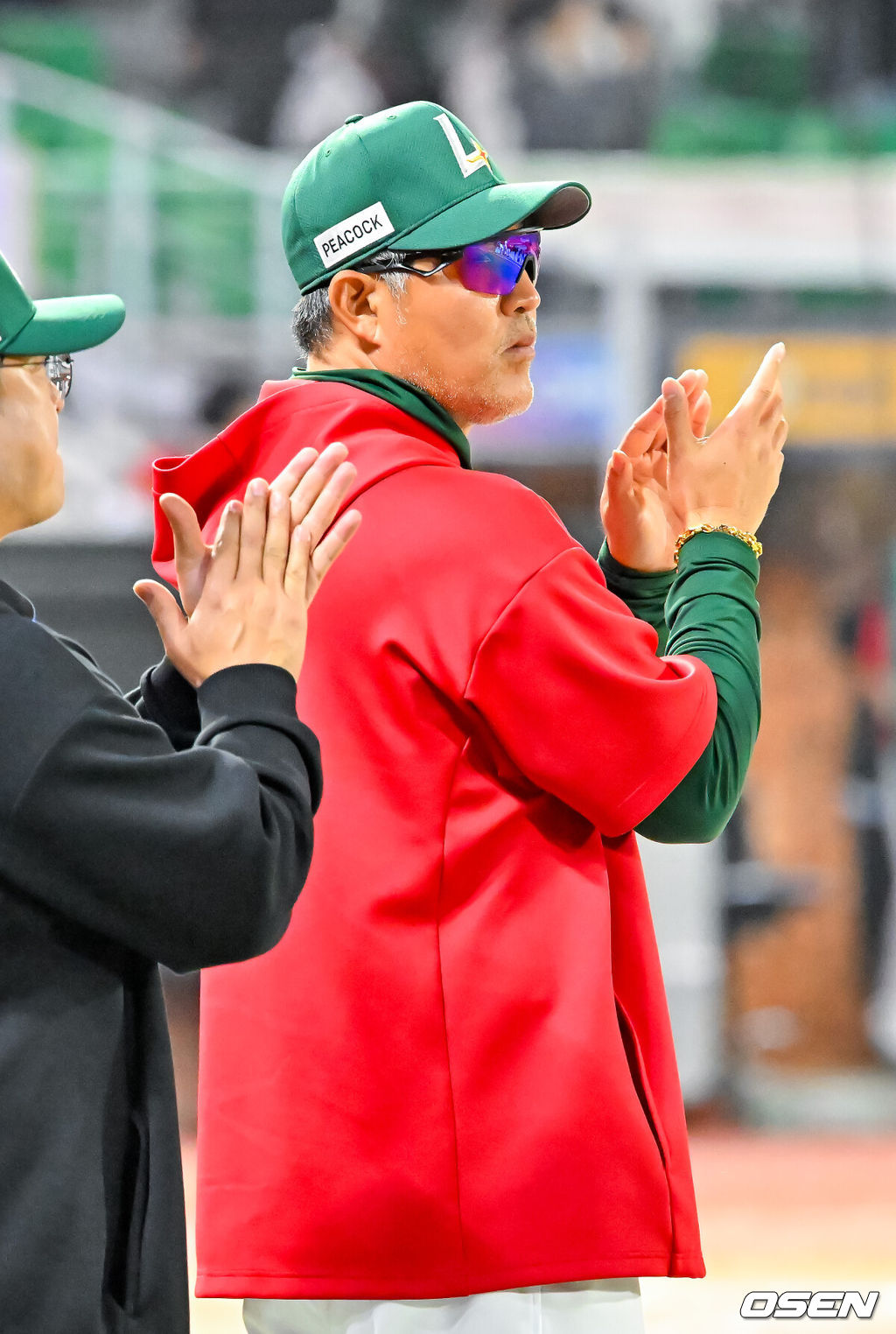 24일 오후 인천 SSG랜더스필드에서 ‘2026 신한 SOL Bank KBO리그' SSG 랜더스와 KT 위즈의 경기가 진행됐다.SSG는 5-0 완승을 거두며 3연전 기선제압과 함께 4연승을 질주하며 시즌 14승 8패를 기록했다. 반면 3연승 상승세가 끊긴 KT는 16승 7패가 됐다.경기를 마치고 SSG 이숭용 감독이 박수를 보내고 있다. 2026.04.24 / rumi@osen.co.kr