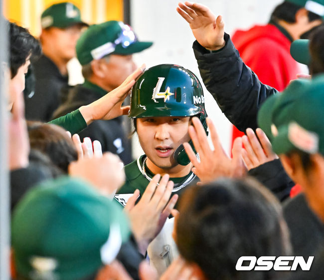 [OSEN=인천, 민경훈 기자] 24일 오후 인천 SSG랜더스필드에서 ‘2026 신한 SOL Bank KBO리그' SSG 랜더스와 KT 위즈의 경기가 진행됐다.이날 SSG는 김건우를, KT는 보쉴리를 선발투수로 내세웠다.3회말 SSG 선두타자로 나온 최정이 좌중월 솔로 홈런을 때린 후 덕아웃에서 동료들과 하이파이브를 하고 있다. 이 홈런으로 최정은 4,400루타 달성했다.(2번째) 2026.04.24 / rumi@osen.co.kr