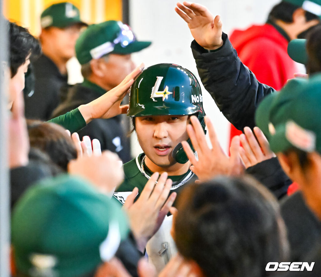 24일 오후 인천 SSG랜더스필드에서 ‘2026 신한 SOL Bank KBO리그' SSG 랜더스와 KT 위즈의 경기가 진행됐다.이날 SSG는 김건우를, KT는 보쉴리를 선발투수로 내세웠다.3회말 SSG 선두타자로 나온 최정이 좌중월 솔로 홈런을 때린 후 덕아웃에서 동료들과 하이파이브를 하고 있다. 이 홈런으로 최정은 4,400루타 달성했다.(2번째) 2026.04.24 / rumi@osen.co.kr