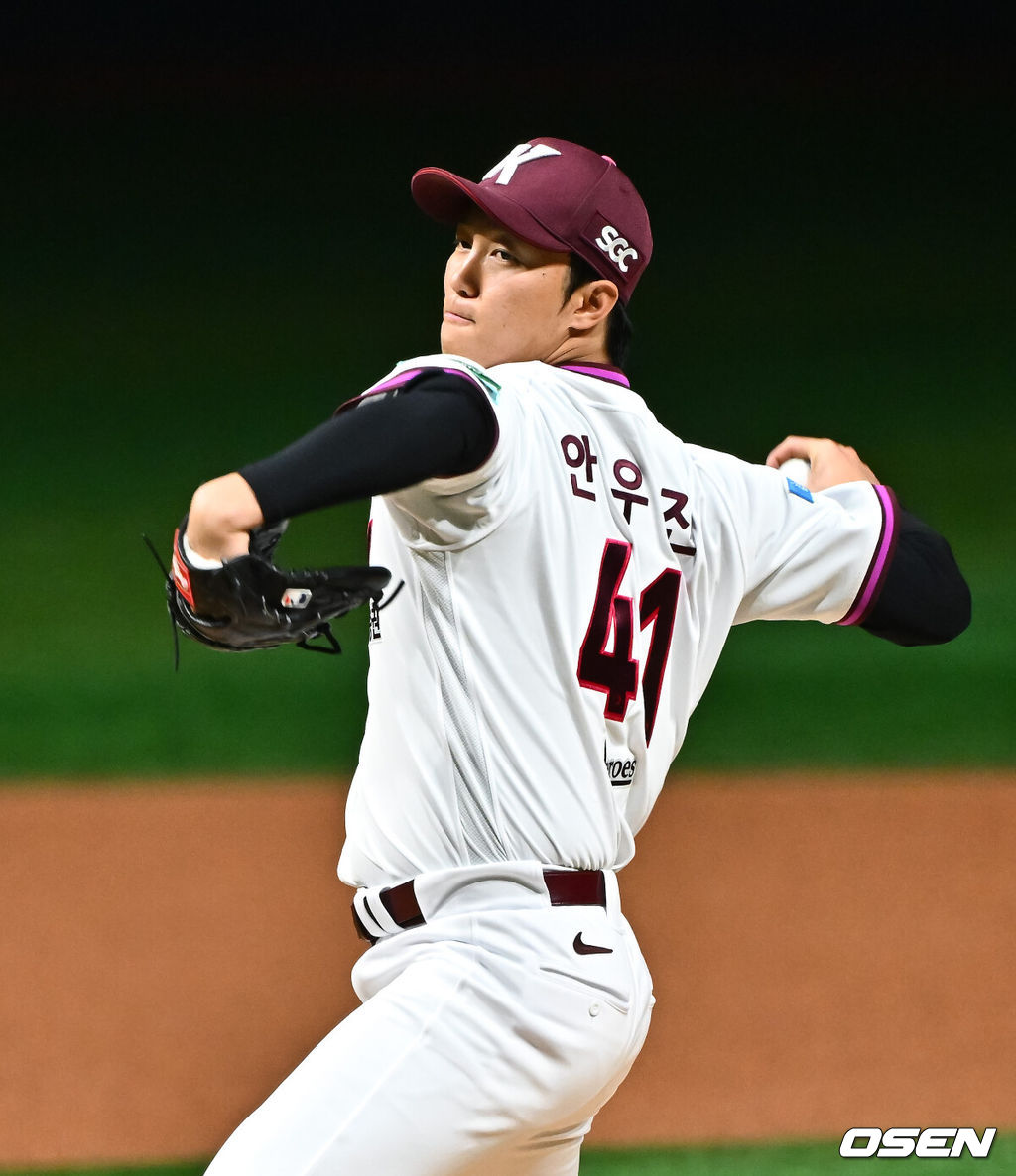 24일 오후 서울 고척스카이돔에서 2026 신한 SOL KBO리그 키움 히어로즈와 삼성 라이온즈의 경기가 진행됐다.이날 키움은 안우진을, 삼성은 이승현을 선발투수로 내세웠다.1회초 키움 선발투수 안우진이 역투하고 있다.  2026.04.24 / soul1014@osen.co.kr