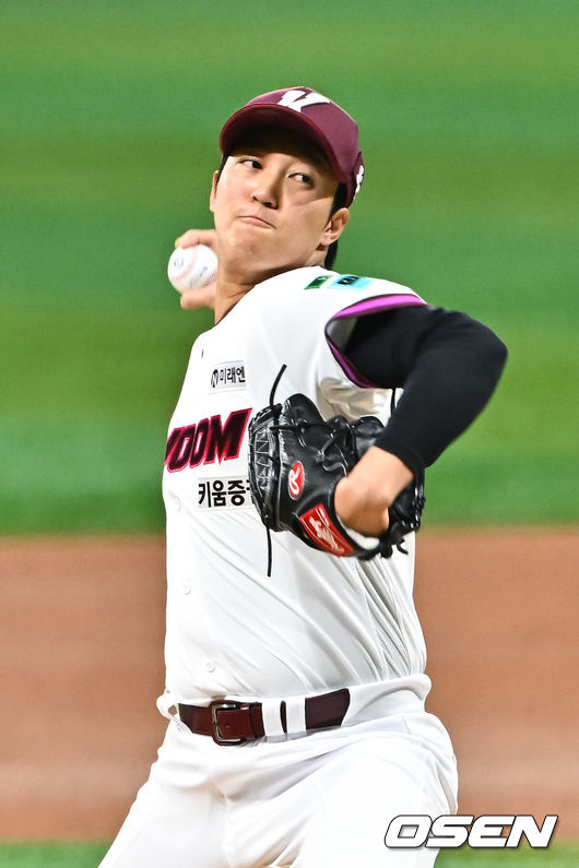 [OSEN=고척, 박준형 기자] 24일 오후 서울 고척스카이돔에서 2026 신한 SOL KBO리그 키움 히어로즈와 삼성 라이온즈의 경기가 진행됐다.이날 키움은 안우진을, 삼성은 이승현을 선발투수로 내세웠다.1회초 키움 선발투수 안우진이 역투하고 있다.  2026.04.24 / soul1014@osen.co.kr