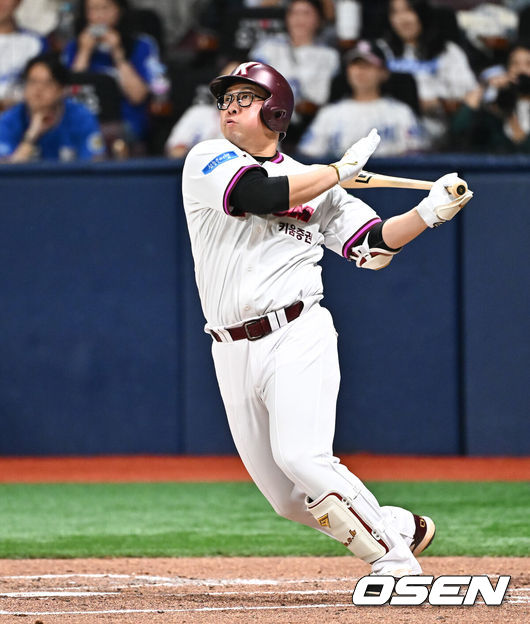 [OSEN=고척, 박준형 기자] 24일 오후 서울 고척스카이돔에서 2026 신한 SOL KBO리그 키움 히어로즈와 삼성 라이온즈의 경기가 진행됐다.이날 키움은 안우진을, 삼성은 이승현을 선발투수로 내세웠다.3회말 1사 3루 키움 안치홍이 역전 1타점 적시타를 날리고 있다.    2026.04.24 / soul1014@osen.co.kr