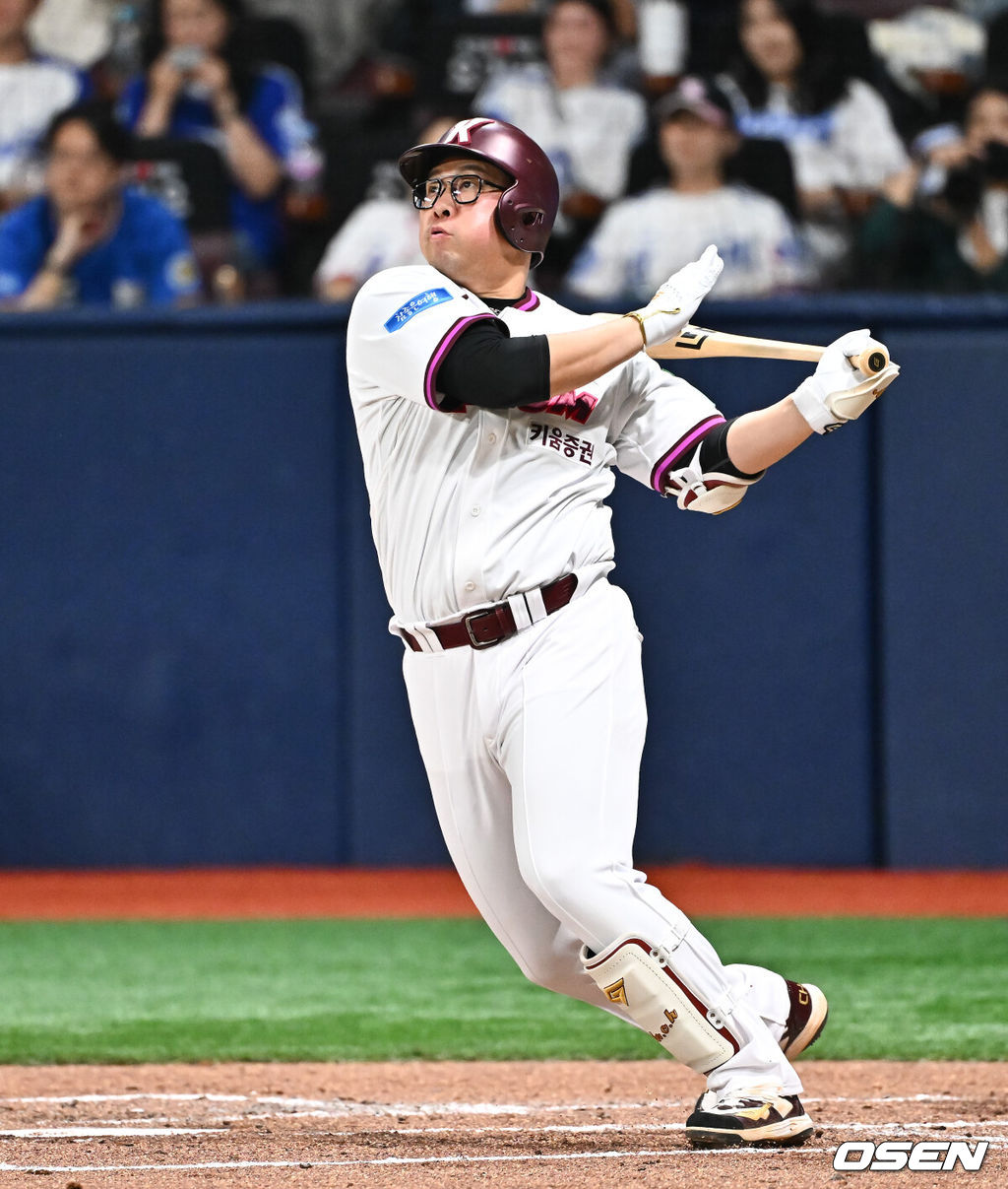 24일 오후 서울 고척스카이돔에서 2026 신한 SOL KBO리그 키움 히어로즈와 삼성 라이온즈의 경기가 진행됐다.이날 키움은 안우진을, 삼성은 이승현을 선발투수로 내세웠다.3회말 1사 3루 키움 안치홍이 역전 1타점 적시타를 날리고 있다.    2026.04.24 / soul1014@osen.co.kr