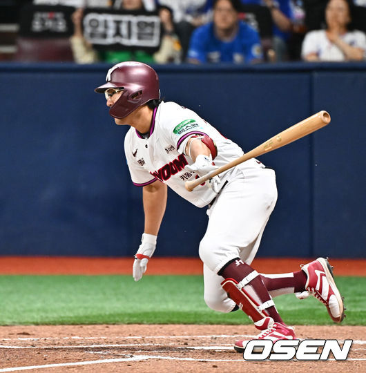 [OSEN=고척, 박준형 기자] 24일 오후 서울 고척스카이돔에서 2026 신한 SOL KBO리그 키움 히어로즈와 삼성 라이온즈의 경기가 진행됐다.이날 키움은 안우진을, 삼성은 이승현을 선발투수로 내세웠다.3회말 1사 2루 키움 임지열이 1타점 적시타를 날리고 있다.    2026.04.24 / soul1014@osen.co.kr