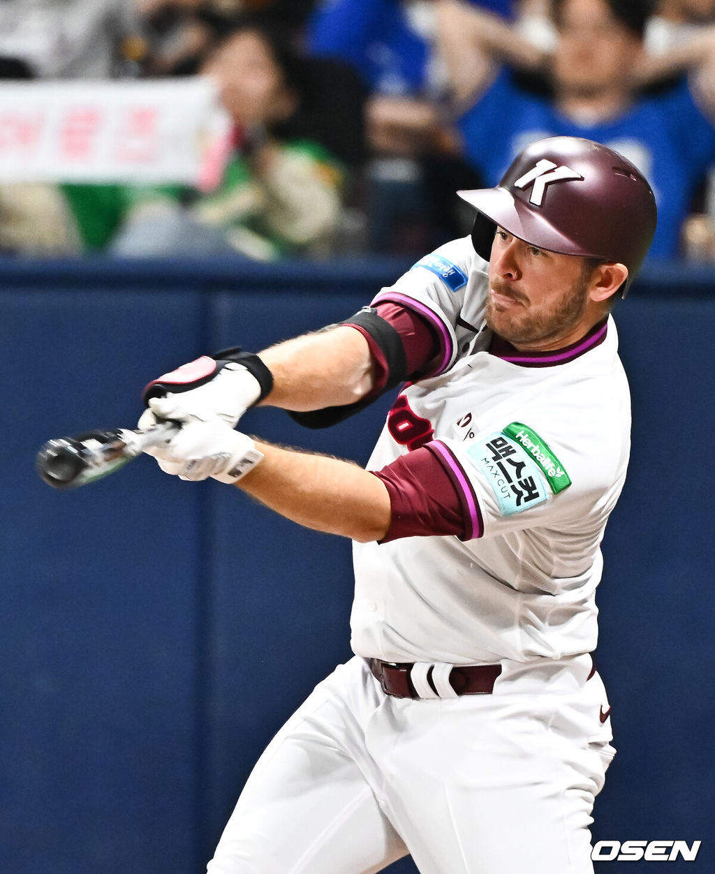 24일 오후 서울 고척스카이돔에서 2026 신한 SOL KBO리그 키움 히어로즈와 삼성 라이온즈의 경기가 진행됐다.이날 키움은 안우진을, 삼성은 이승현을 선발투수로 내세웠다.6회말 무사 2,3루 키움 브룩스가 2타점 적시타를 날리고 있다.    2026.04.24 / soul1014@osen.co.kr