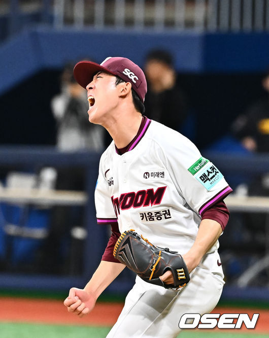 [OSEN=고척, 박준형 기자] 24일 오후 서울 고척스카이돔에서 2026 신한 SOL KBO리그 키움 히어로즈와 삼성 라이온즈의 경기가 진행됐다.이날 키움은 안우진을, 삼성은 이승현을 선발투수로 내세웠다.7회초 2사 만루 삼성 전병우를 풀카운트 승부 끝 삼진아웃 잡은 키움 배동현 투수가 환호하고 있다.   2026.04.24 / soul1014@osen.co.kr