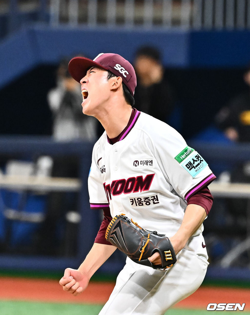 24일 오후 서울 고척스카이돔에서 2026 신한 SOL KBO리그 키움 히어로즈와 삼성 라이온즈의 경기가 진행됐다.이날 키움은 안우진을, 삼성은 이승현을 선발투수로 내세웠다.7회초 2사 만루 삼성 전병우를 풀카운트 승부 끝 삼진아웃 잡은 키움 배동현 투수가 환호하고 있다.   2026.04.24 / soul1014@osen.co.kr