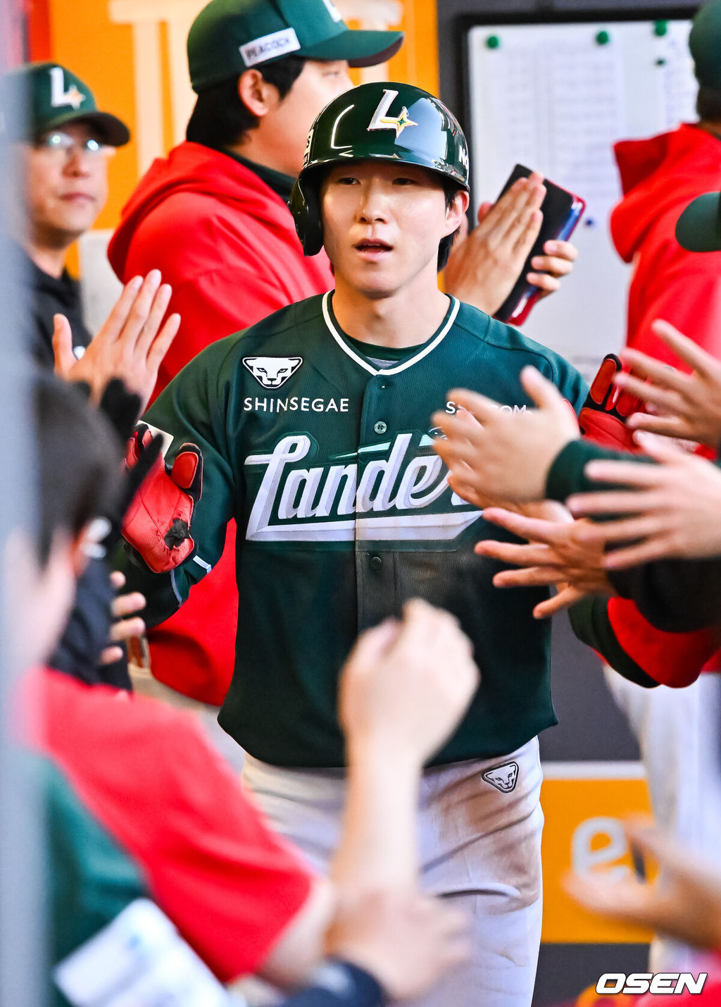 24일 오후 인천 SSG랜더스필드에서 ‘2026 신한 SOL Bank KBO리그' SSG 랜더스와 KT 위즈의 경기가 진행됐다.이날 SSG는 김건우를, KT는 보쉴리를 선발투수로 내세웠다.1회말 무사 주자 2루 SSG 정준재의 좌중간 선취 1타점 적시 2루타때 홈을 밟은 박성한이 덕아웃에서 하이파이브를 하고 있다 2026.04.24 / rumi@osen.co.kr