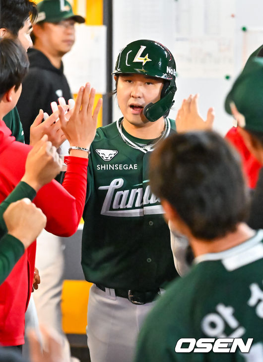 [OSEN=인천, 민경훈 기자] 24일 오후 인천 SSG랜더스필드에서 ‘2026 신한 SOL Bank KBO리그' SSG 랜더스와 KT 위즈의 경기가 진행됐다.이날 SSG는 김건우를, KT는 보쉴리를 선발투수로 내세웠다.6회말 2사 SSG 최정이 좌월 솔로 홈런을 때린 후 덕아웃에서 동료들과 하이파이브를 하고 있다. 2026.04.24 / rumi@osen.co.kr