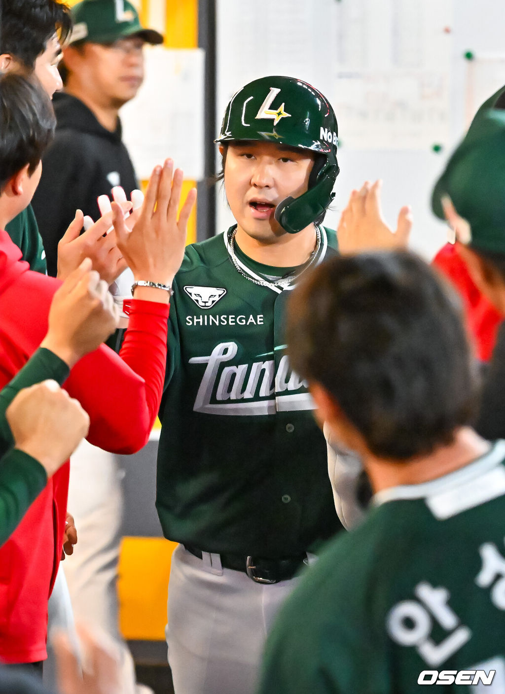 24일 오후 인천 SSG랜더스필드에서 ‘2026 신한 SOL Bank KBO리그' SSG 랜더스와 KT 위즈의 경기가 진행됐다.이날 SSG는 김건우를, KT는 보쉴리를 선발투수로 내세웠다.6회말 2사 SSG 최정이 좌월 솔로 홈런을 때린 후 덕아웃에서 동료들과 하이파이브를 하고 있다. 2026.04.24 / rumi@osen.co.kr