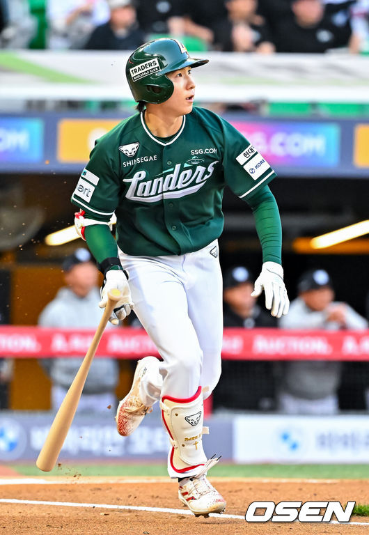 [OSEN=인천, 민경훈 기자] 24일 오후 인천 SSG랜더스필드에서 ‘2026 신한 SOL Bank KBO리그' SSG 랜더스와 KT 위즈의 경기가 진행됐다.이날 SSG는 김건우를, KT는 보쉴리를 선발투수로 내세웠다.1회말 SSG 선두타자 박성한이 우중간 2루타를 때리고 있다. 2026.04.24 / rumi@osen.co.kr