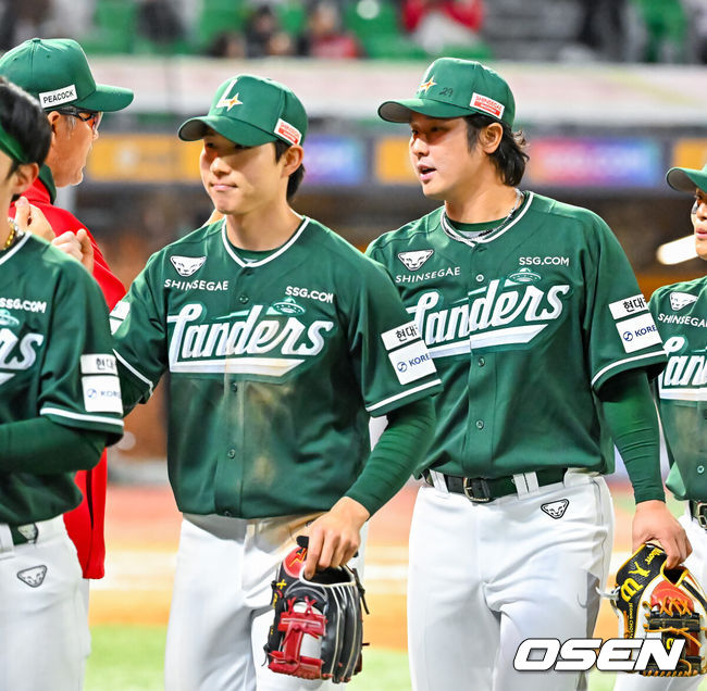 [OSEN=인천, 민경훈 기자] 24일 오후 인천 SSG랜더스필드에서 ‘2026 신한 SOL Bank KBO리그' SSG 랜더스와 KT 위즈의 경기가 진행됐다.SSG는 5-0 완승을 거두며 3연전 기선제압과 함께 4연승을 질주하며 시즌 14승 8패를 기록했다. 반면 3연승 상승세가 끊긴 KT는 16승 7패가 됐다.경기를 마치고 SSG 최정이 이숭용 감독과 하이파이브를 하고 있다. 2026.04.24 / rumi@osen.co.kr