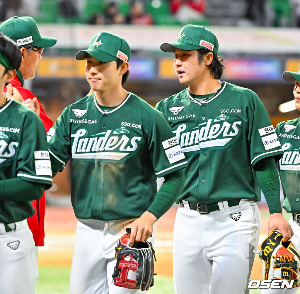 24일 오후 인천 SSG랜더스필드에서 ‘2026 신한 SOL Bank KBO리그' SSG 랜더스와 KT 위즈의 경기가 진행됐다.SSG는 5-0 완승을 거두며 3연전 기선제압과 함께 4연승을 질주하며 시즌 14승 8패를 기록했다. 반면 3연승 상승세가 끊긴 KT는 16승 7패가 됐다.경기를 마치고 SSG 최정이 이숭용 감독과 하이파이브를 하고 있다. 2026.04.24 / rumi@osen.co.kr