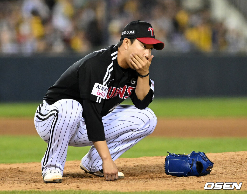 24일 서울 잠실야구장에서 2026 신한 SOL KBO리그 두산 베어스와 LG 트윈스의 경기가 열렸다.이날 두산은 최승용, LG는 임찬규를 선발로 내세웠다.9회말 LG 유영찬이 투구 중 손목 불편함을 호소하며 마운드를 내려가고 있다. 2026.04.24 /sunday@osen.co.kr