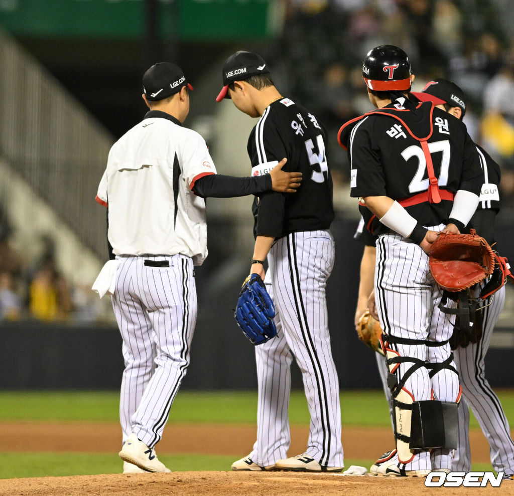 프로야구 LG 트윈스가 '잠실 라이벌전'에서 두산 베어스에 승리했다. LG는 24일 서울 잠실구장에서 열린 2026 KBO리그 두산과 시즌 첫 맞대결에서 4-1로 승리했다. 9회말 LG 유영찬이 마운드를 내려가고 있다. 2026.04.24 /sunday@osen.co.kr