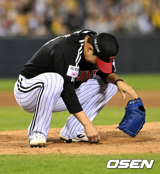 [OSEN=잠실, 이대선 기자] 24일 서울 잠실야구장에서 2026 신한 SOL KBO리그 두산 베어스와 LG 트윈스의 경기가 열렸다.이날 두산은 최승용, LG는 임찬규를 선발로 내세웠다.9회말 LG 유영찬이 투구 중 손목 불편함을 호소하며 마운드를 내려가고 있다. 2026.04.24 /sunday@osen.co.kr