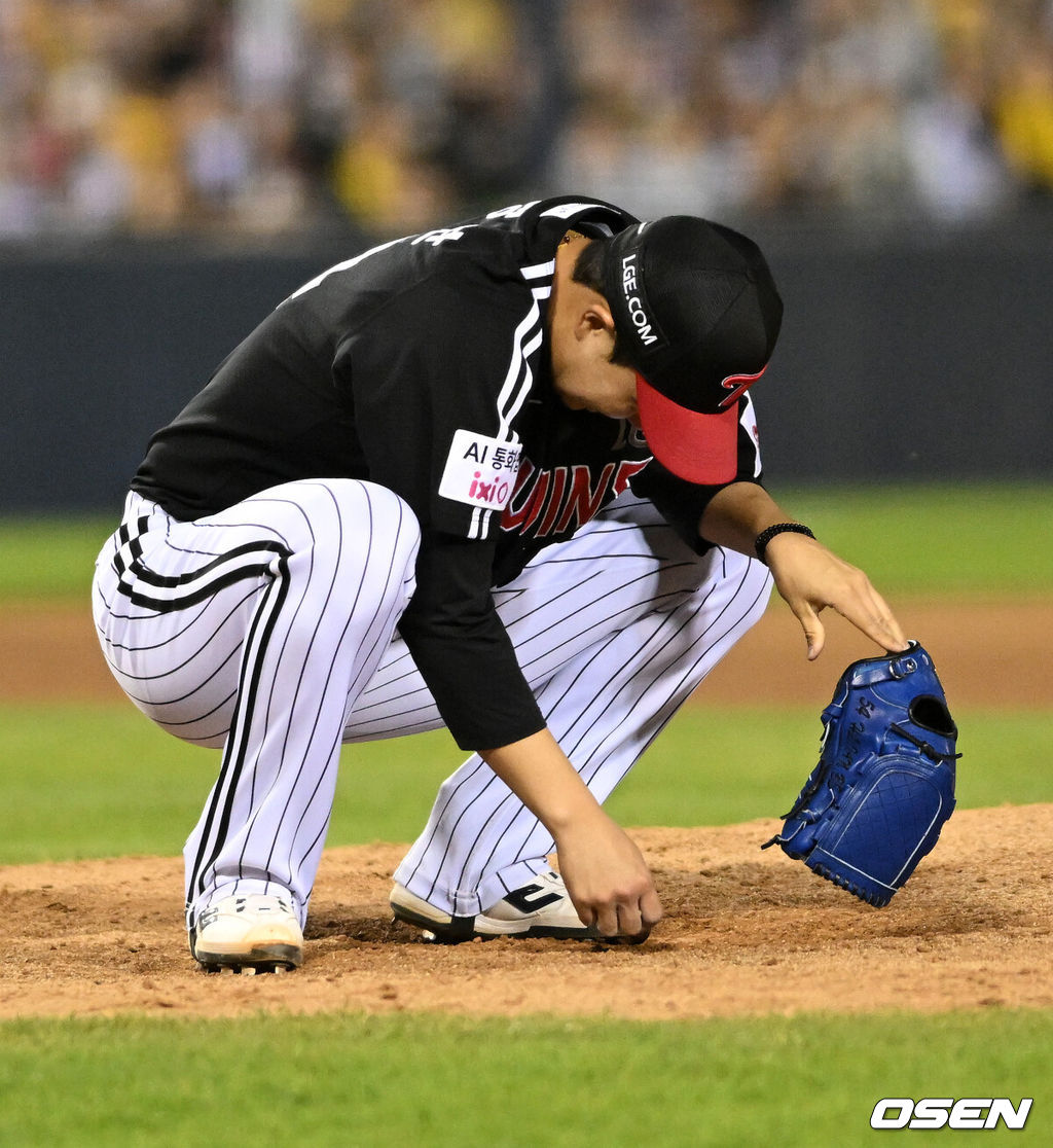 24일 서울 잠실야구장에서 2026 신한 SOL KBO리그 두산 베어스와 LG 트윈스의 경기가 열렸다.이날 두산은 최승용, LG는 임찬규를 선발로 내세웠다.9회말 LG 유영찬이 투구 중 손목 불편함을 호소하며 마운드를 내려가고 있다. 2026.04.24 /sunday@osen.co.kr