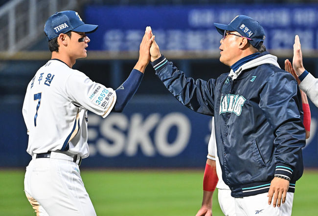 [OSEN=창원, 이석우 기자] 14일 창원NC파크에서 2026 신한 SOL KBO 리그 NC 다이노스와 KT 위즈의 경기가 열렸다. 홈팀 NC는 버하겐이, 방문팀 KT는 고영표가 선발 출전했다. NC 다이노스 이호준 감독이 KT 위즈에 7-4로 승리한 후 김주원과 하이파이브를 하고 있다. 2026.04.14 / foto0307@osen.co.kr