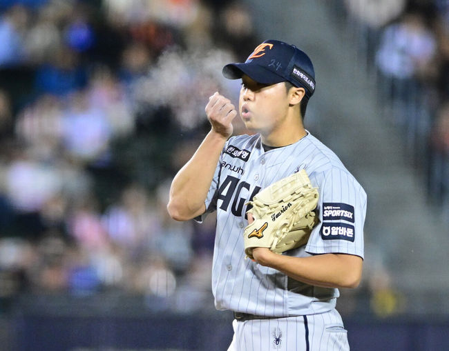 [OSEN=잠실, 최규한 기자] 23일 서울 잠실야구장에서 ‘2026 신한 SOL KBO리그’ LG 트윈스와 한화 이글스의 경기가 열렸다.홈팀 LG는 이정용, 방문팀 한화는 황준서를 선발로 내세웠다. 5회말 1사 1루 상황 LG 오지환에게 볼넷을 내준 한화 투수 정우주가 아쉬워하고 있다. 2026.04.23 / dreamer@osen.co.kr