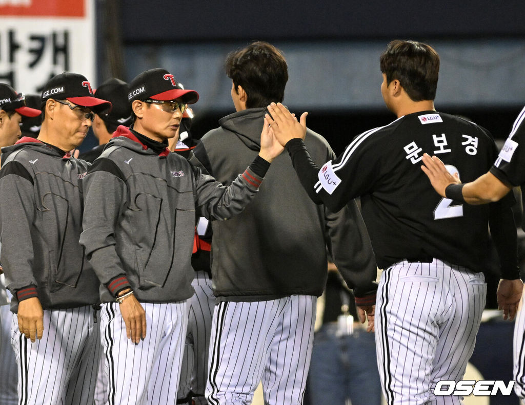 프로야구 LG 트윈스가 '잠실 라이벌전'에서 두산 베어스에 승리했다. LG는 24일 서울 잠실구장에서 열린 2026 KBO리그 두산과 시즌 첫 맞대결에서 4-1로 승리했다. 경기 종료 후 LG 염경엽 감독이 문보경과 승리의 기쁨을 나누고 있다. 2026.04.24 /sunday@osen.co.kr