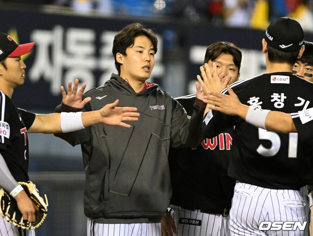 프로야구 LG 트윈스가 '잠실 라이벌전'에서 두산 베어스에 승리했다. LG는 24일 서울 잠실구장에서 열린 2026 KBO리그 두산과 시즌 첫 맞대결에서 4-1로 승리했다. 경기 종료 후 LG 임찬규가 동료들과 승리의 기쁨을 나누고 있다. 2026.04.24 /sunday@osen.co.kr