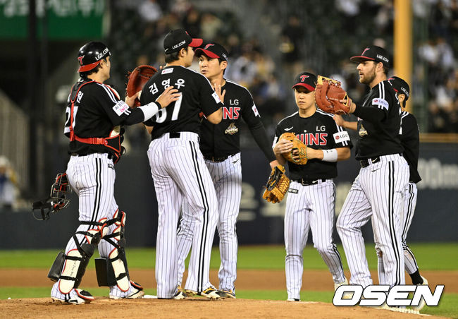 [OSEN=잠실, 이대선 기자] 프로야구 LG 트윈스가 '잠실 라이벌전'에서 두산 베어스에 승리했다.&nbsp;LG는 24일 서울 잠실구장에서 열린 2026 KBO리그 두산과 시즌 첫 맞대결에서 4-1로 승리했다.&nbsp;경기 종료 후 LG 선수들이 승리의 기쁨을 나누고 있다. 2026.04.24 /sunday@osen.co.kr