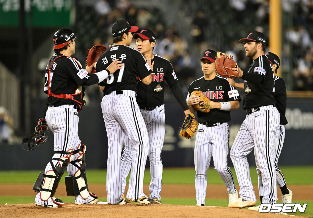 프로야구 LG 트윈스가 '잠실 라이벌전'에서 두산 베어스에 승리했다. LG는 24일 서울 잠실구장에서 열린 2026 KBO리그 두산과 시즌 첫 맞대결에서 4-1로 승리했다. 경기 종료 후 LG 선수들이 승리의 기쁨을 나누고 있다. 2026.04.24 /sunday@osen.co.kr