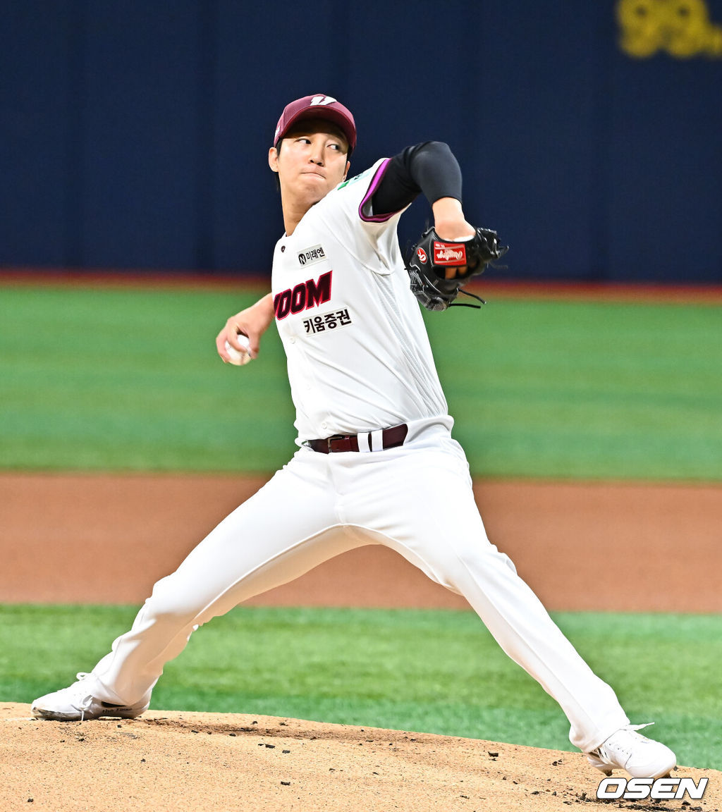 24일 오후 서울 고척스카이돔에서 2026 신한 SOL KBO리그 키움 히어로즈와 삼성 라이온즈의 경기가 진행됐다.이날 키움은 안우진을, 삼성은 이승현을 선발투수로 내세웠다.1회초 키움 선발투수 안우진이 역투하고 있다.  2026.04.24 / soul1014@osen.co.kr