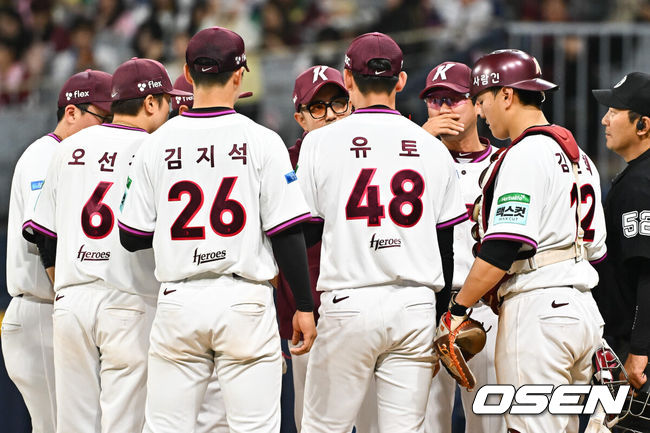 [OSEN=고척, 박준형 기자] 24일 오후 서울 고척스카이돔에서 2026 신한 SOL KBO리그 키움 히어로즈와 삼성 라이온즈의 경기가 진행됐다.이날 키움은 안우진을, 삼성은 이승현을 선발투수로 내세웠다.9회초 키움 설종진 감독이 마운드에 방문해 마무리 투수 유토와 이야기를 나누고 있다.       2026.04.24 / soul1014@osen.co.kr