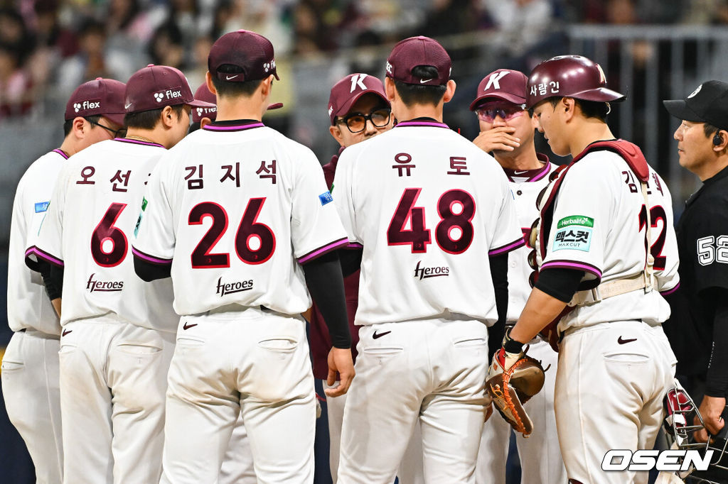 24일 오후 서울 고척스카이돔에서 2026 신한 SOL KBO리그 키움 히어로즈와 삼성 라이온즈의 경기가 진행됐다.이날 키움은 안우진을, 삼성은 이승현을 선발투수로 내세웠다.9회초 키움 설종진 감독이 마운드에 방문해 마무리 투수 유토와 이야기를 나누고 있다.       2026.04.24 / soul1014@osen.co.kr