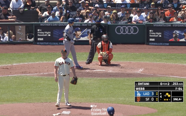 샌프란시스코 로건 웹이 4회 2사 1,2루에서 LA 다저스 2루 주자 김혜성에게 소리를 치고 있다. /MLBTV 캡처