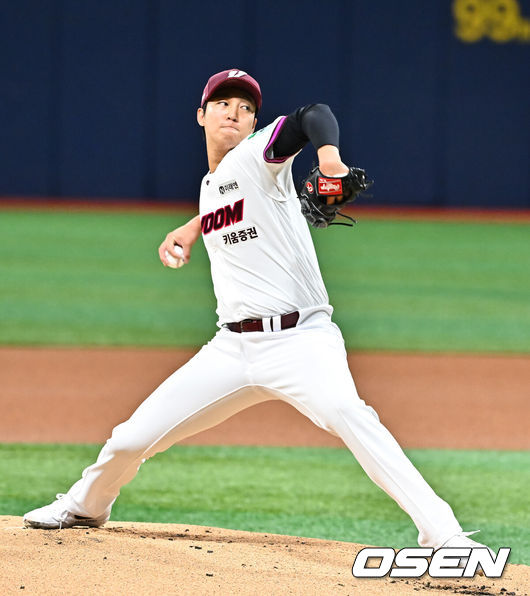 [OSEN=고척, 박준형 기자] 24일 오후 서울 고척스카이돔에서 2026 신한 SOL KBO리그 키움 히어로즈와 삼성 라이온즈의 경기가 진행됐다.이날 키움은 안우진을, 삼성은 이승현을 선발투수로 내세웠다.1회초 키움 선발투수 안우진이 역투하고 있다.  2026.04.24 / soul1014@osen.co.kr