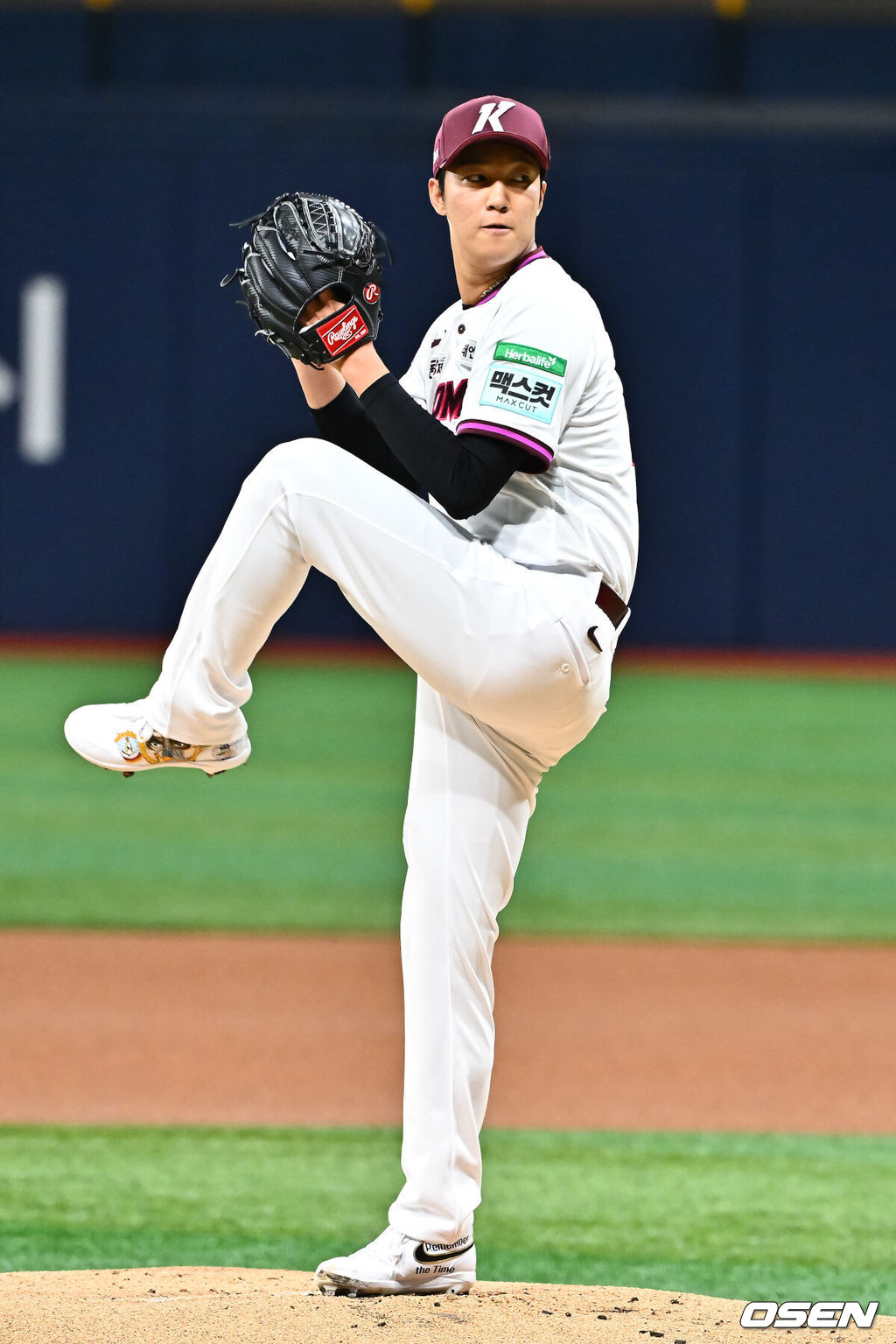 24일 오후 서울 고척스카이돔에서 2026 신한 SOL KBO리그 키움 히어로즈와 삼성 라이온즈의 경기가 진행됐다.이날 키움은 안우진을, 삼성은 이승현을 선발투수로 내세웠다.1회초 키움 선발투수 안우진이 역투하고 있다.  2026.04.24 / soul1014@osen.co.kr